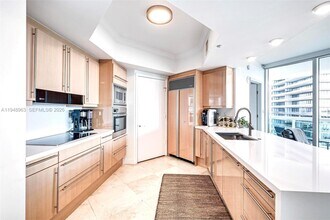 1000 South Pointe Dr in Miami Beach, FL - Building Photo - Building Photo