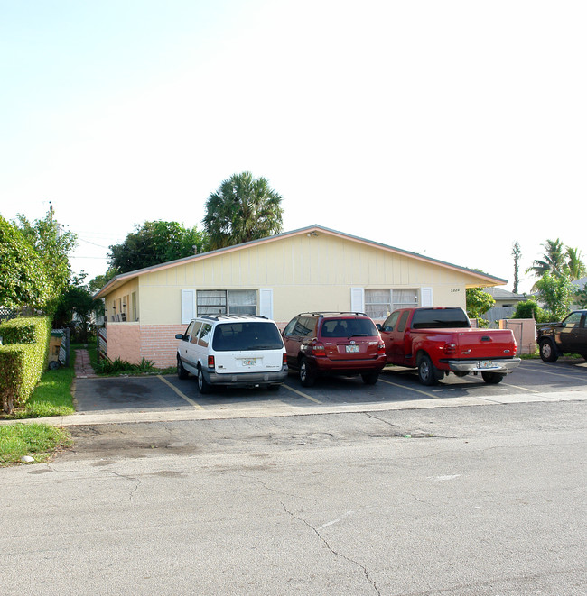 5325 NW 16th St in Fort Lauderdale, FL - Building Photo - Building Photo