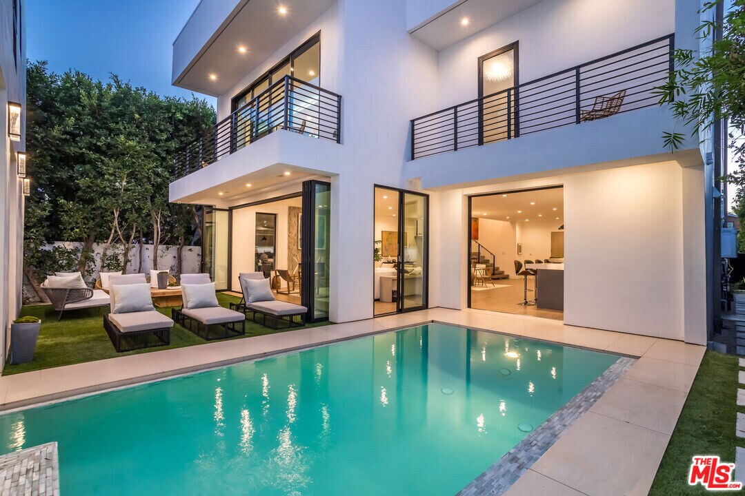 836 N Ogden Dr in Los Angeles, CA - Building Photo