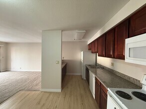 5241 River Glen Dr in Las Vegas, NV - Building Photo - Building Photo