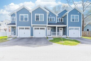 11 Chevrolet Ave in Portsmouth, NH - Building Photo
