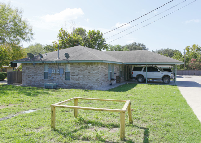 1209-1211 W Goodwin St in Pleasanton, TX - Foto de edificio - Building Photo