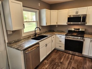 2424 Telegraph Rd in Davenport, IA - Building Photo - Building Photo