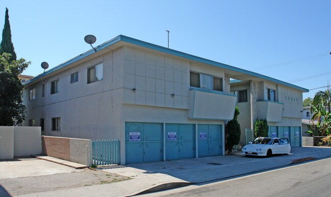 10832 Charnock Rd in Los Angeles, CA - Foto de edificio - Building Photo