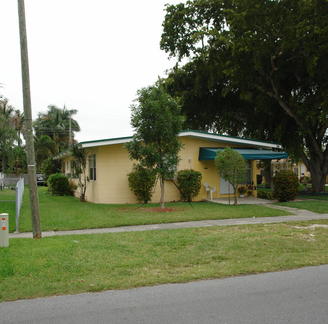 227-235 SE 1st St in Dania Beach, FL - Building Photo - Building Photo