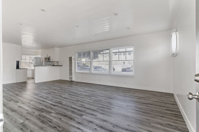 241 Bonito Ave in Long Beach, CA - Building Photo - Building Photo