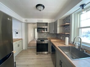 454 Kenwood Ave, Unit 1ST FLOOR-#1 in Delmar, NY - Building Photo - Building Photo