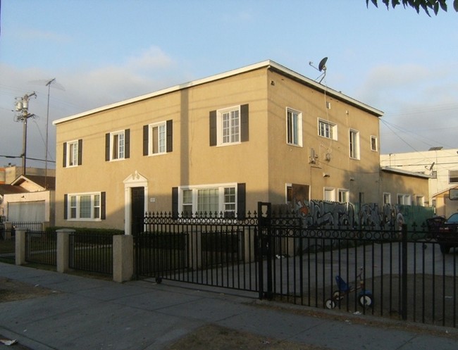 1323 Walnut Ave in Long Beach, CA - Foto de edificio - Building Photo