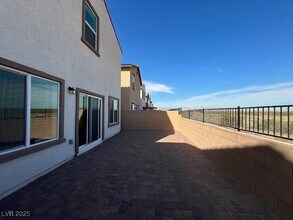 380 Larksong Ave in Henderson, NV - Building Photo - Building Photo