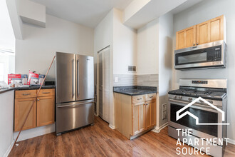 2732 W Chicago Ave, Unit 2F in Chicago, IL - Foto de edificio - Building Photo
