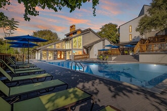 Capital Hills in Austin, TX - Foto de edificio - Building Photo