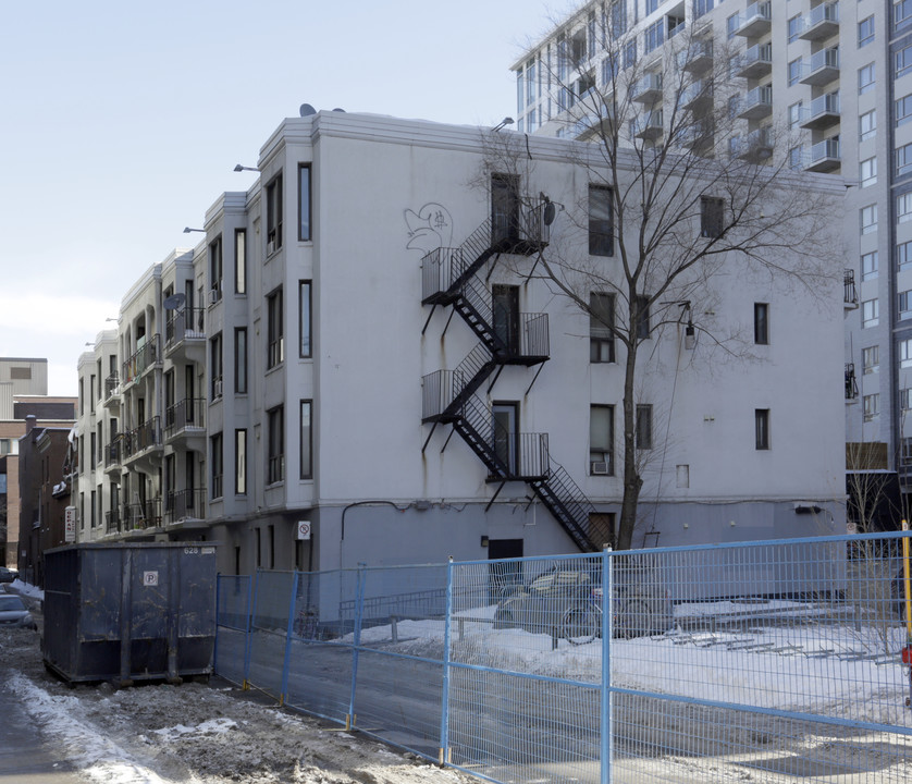 330 Christin Rue in Montréal, QC - Building Photo