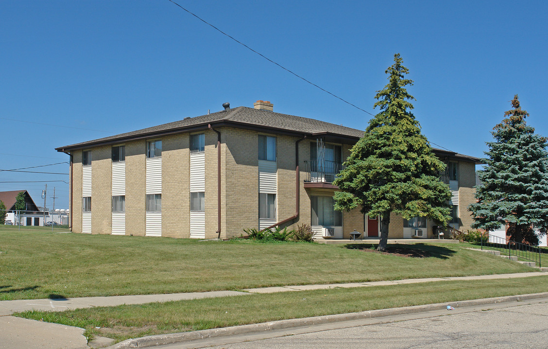 8700 Buckingham Dr in Sturtevant, WI - Building Photo