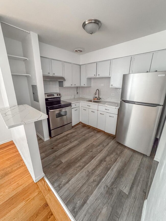 property at 6250 N Kenmore Ave