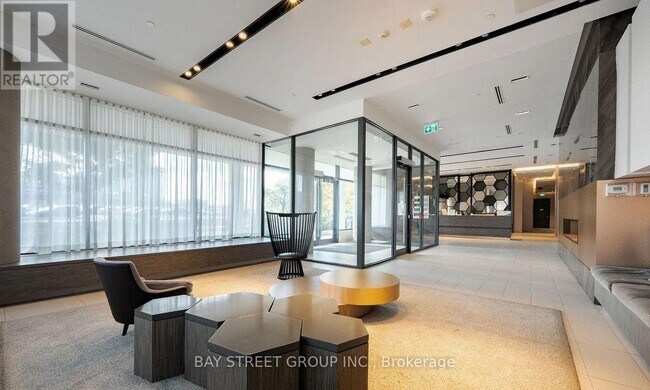 128 Fairview Mall Dr in Toronto, ON - Building Photo - Building Photo