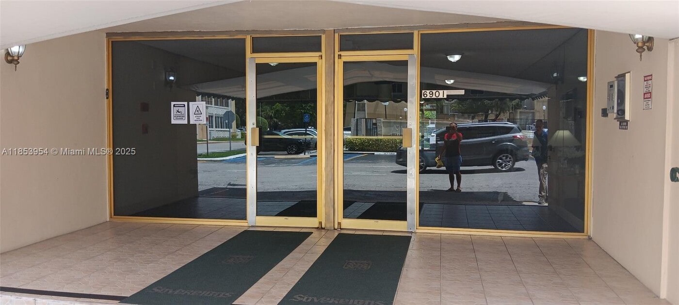 6901 SW 147th Ave in Miami, FL - Building Photo