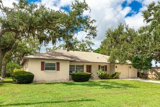 3342 Mayflower St in Sarasota, FL - Foto de edificio - Building Photo