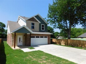 704 E Jefferson St in Waxahachie, TX - Building Photo