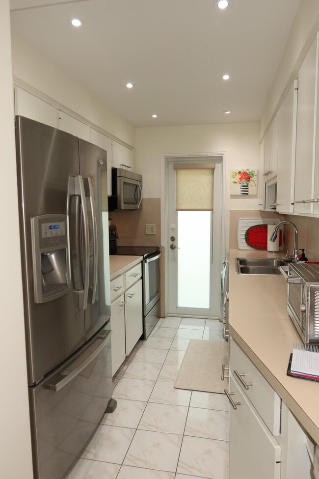 1221 Hillsboro Mile in Hillsboro Beach, FL - Building Photo - Building Photo