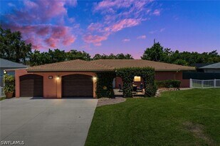 136 Coral Vine Dr in Naples, FL - Building Photo