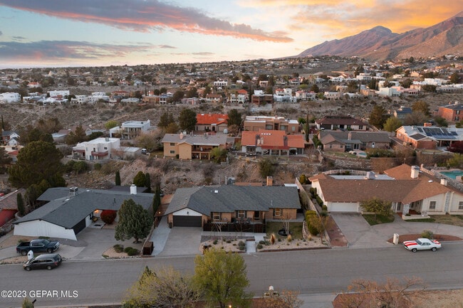 413 Hollydale Dr in El Paso, TX - Building Photo - Building Photo
