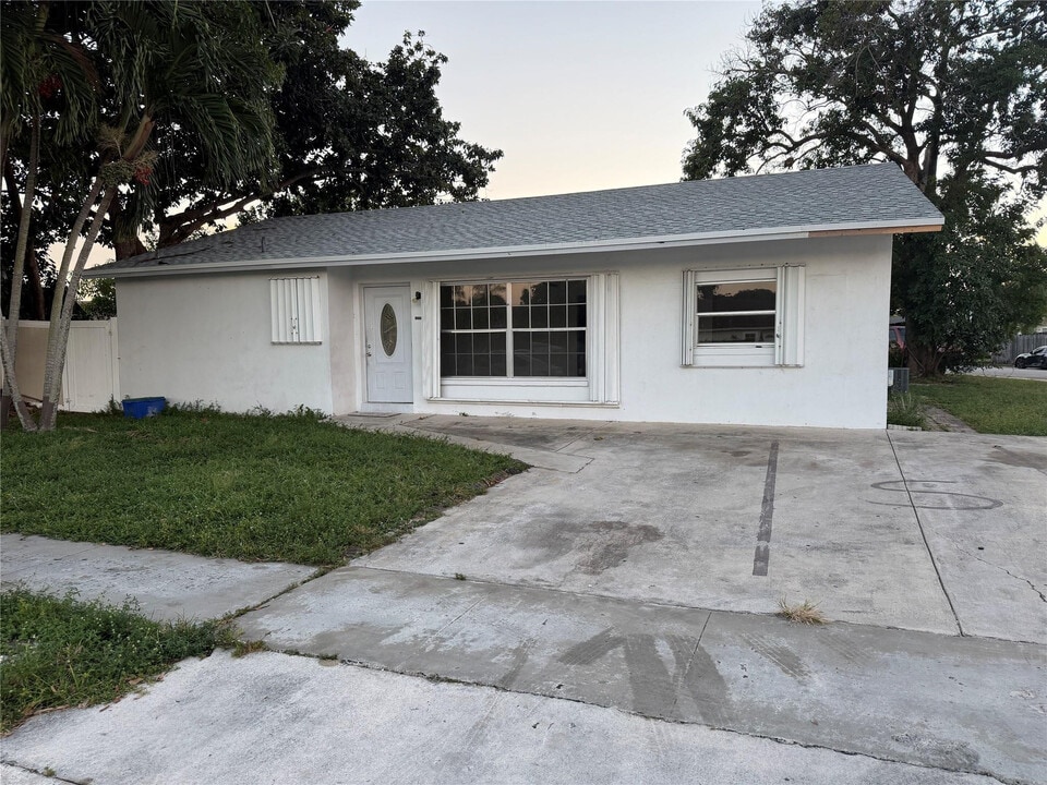 22773 SW 65th Ave in Boca Raton, FL - Building Photo