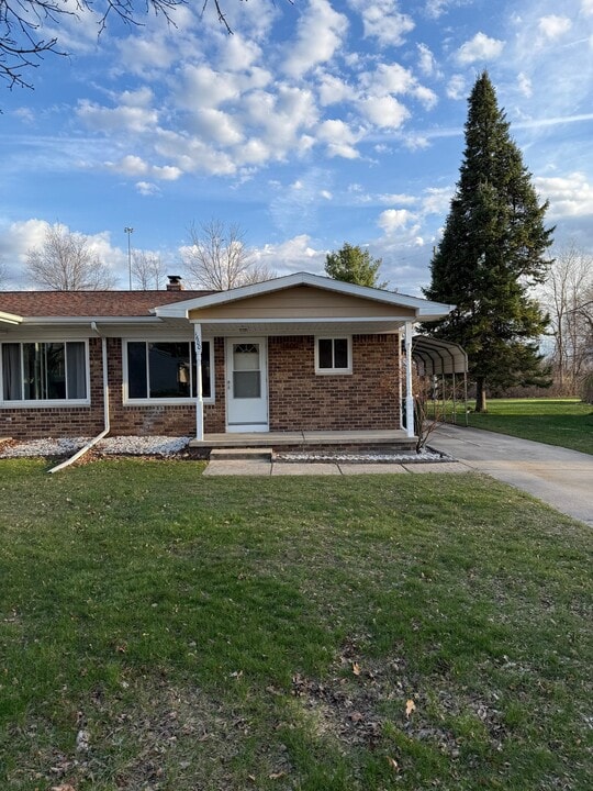 1600 Lockbridge Dr, Unit 1600 Lockbridge Dr. in Lansing, MI - Building Photo