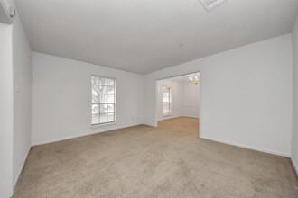 8006 Oakington Dr in Houston, TX - Foto de edificio - Building Photo