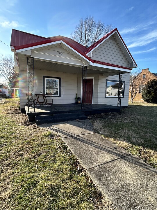 700 S Section St in Dugger, IN - Building Photo