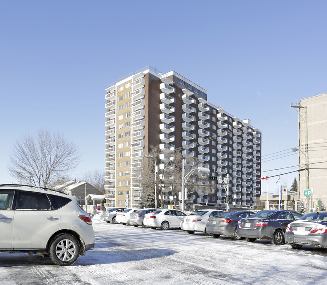 Les Tours Lakeshore in Pointe-claire, QC - Building Photo - Building Photo