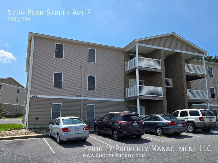 1754 Pear St in Harrisonburg, VA - Building Photo