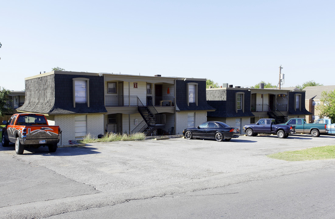 Gardina Courts in San Antonio, TX - Building Photo