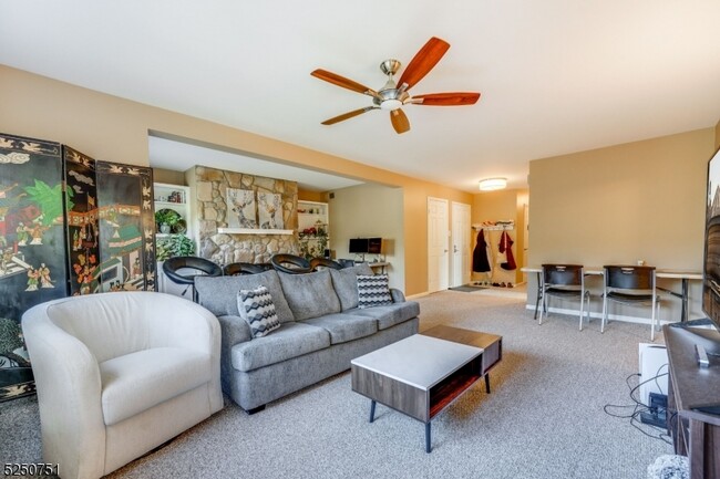 16 Foxwood Dr-Unit -AC in Morris Plains, NJ - Building Photo - Building Photo