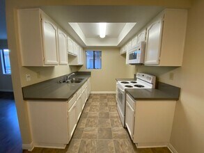 211 W Verdugo Ave in Burbank, CA - Building Photo - Building Photo