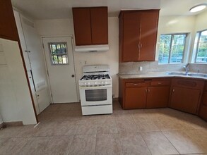 1250 Yosemite Dr in Los Angeles, CA - Building Photo - Building Photo