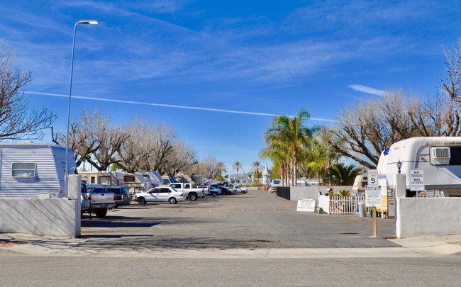 Hemet Valley Travel Trailer Park in Hemet, CA - Foto de edificio - Building Photo