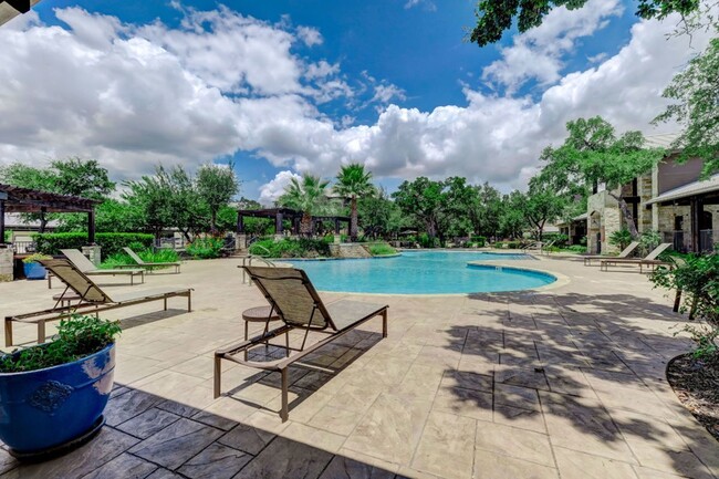 Platinum Shavano Oaks Apartments photo'