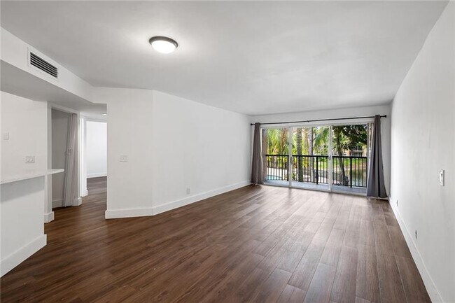 8851 Wiles Rd in Coral Springs, FL - Foto de edificio - Building Photo