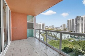 3370 Hidden Bay Dr in Aventura, FL - Foto de edificio - Building Photo