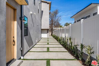 10821 Morrison St in Los Angeles, CA - Building Photo - Building Photo