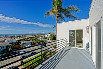 204 N Poinsettia Ave in Manhattan Beach, CA - Building Photo - Building Photo