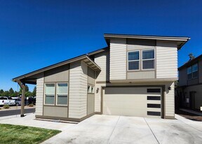 78 NE Cessna Dr in Bend, OR - Building Photo