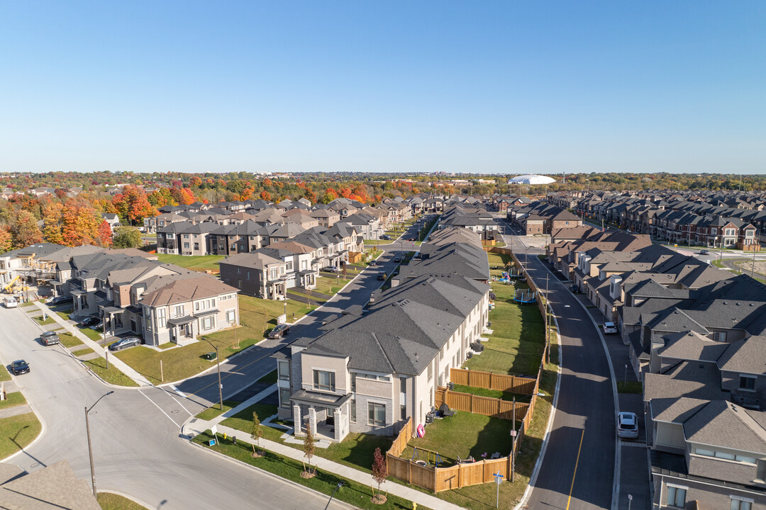 Imrie Ln in Whitby, ON - Building Photo