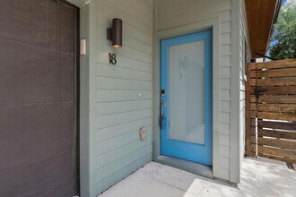 2101 Montopolis Dr, Unit Unit 3 in Austin, TX - Building Photo - Building Photo