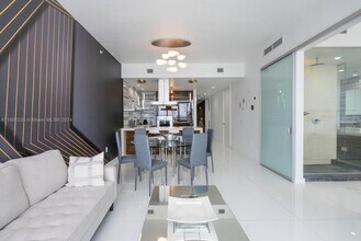 1100 Biscayne Blvd, Unit # 2504 in Miami, FL - Foto de edificio - Building Photo