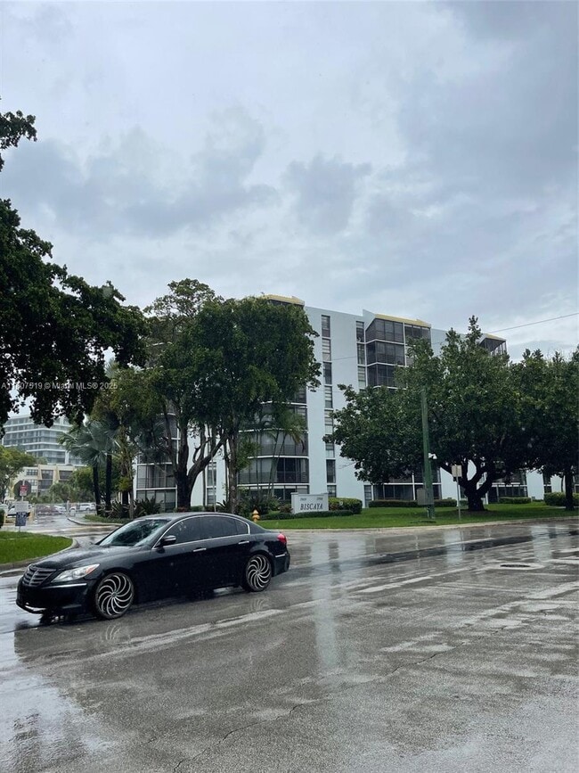 20400 W Country Club Dr in Aventura, FL - Building Photo - Building Photo