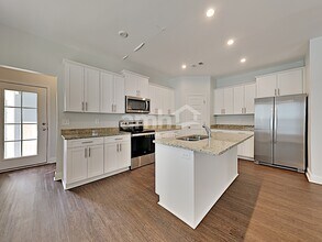 5512 Central Grove Sq in Nashville, TN - Foto de edificio - Building Photo