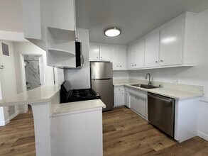 14443 Dickens St in Sherman Oaks, CA - Building Photo - Building Photo