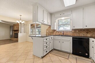 429 Lindenwood Ln W in Hewitt, TX - Building Photo - Building Photo