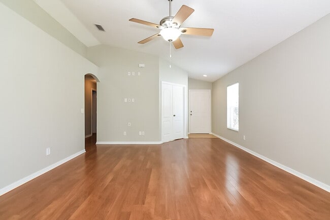 8065 Canterbury Lake Blvd in Tampa, FL - Foto de edificio - Building Photo